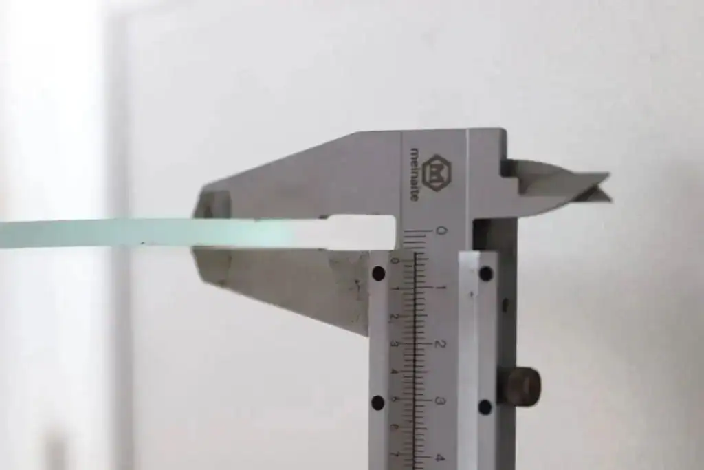 Measuring glass thick
